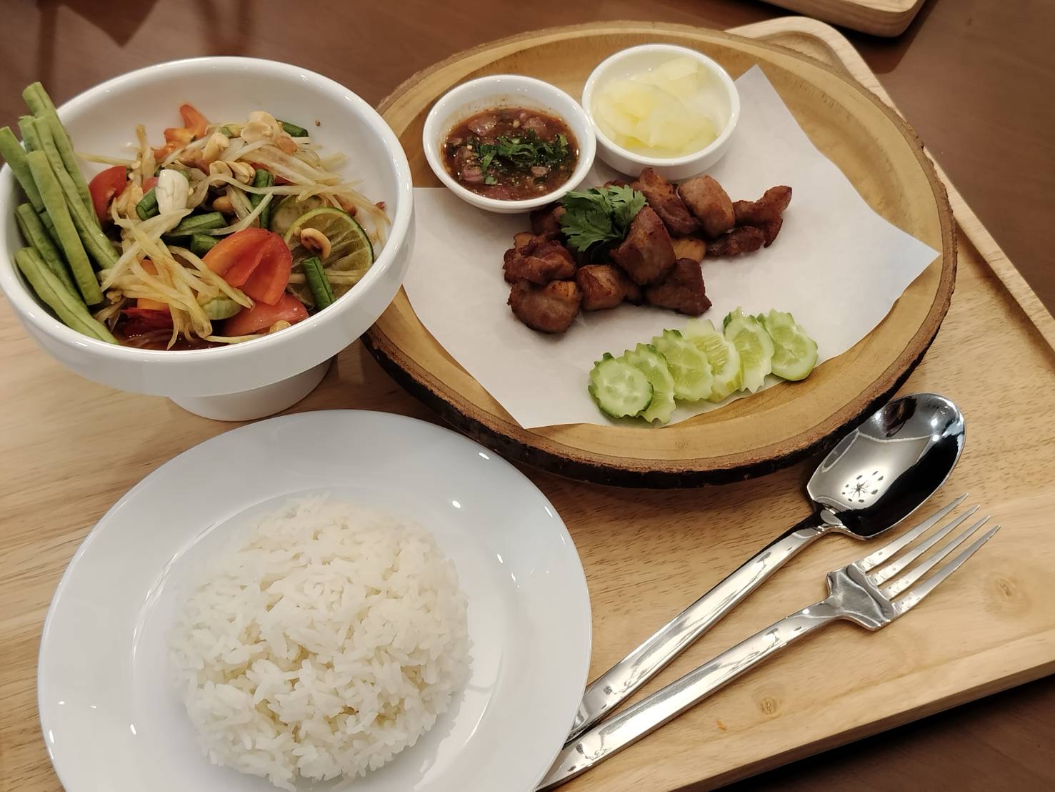 ชุดข้าว หมูทอด ส้มตำไทย